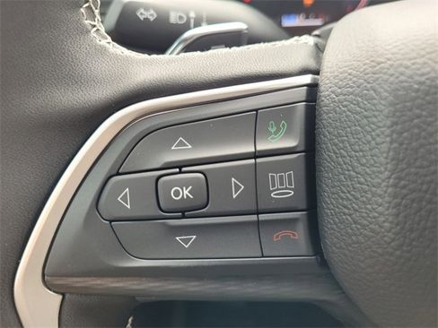 Used 2025 Jeep Grand Cherokee Laredo image 25