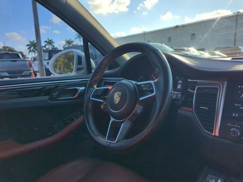 Used 2018 Porsche Macan S image 25