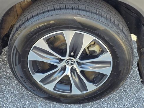 Used 2023 Toyota Highlander XLE image 37