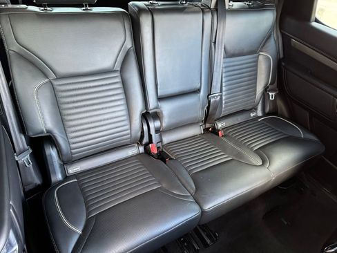 Used 2019 Land Rover Discovery HSE Luxury image 22