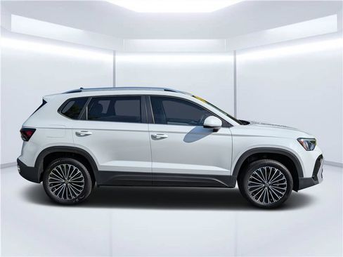 Used 2025 Volkswagen Taos SE FWD image 2