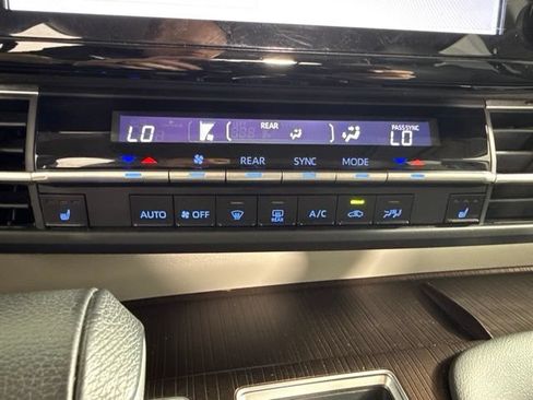 Used 2022 Toyota Sienna XLE FWD image 18