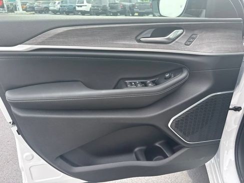 New 2026 Jeep Grand Cherokee Limited AWD/4WD image 11