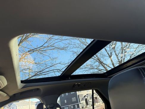 Used 2022 Ford Explorer XLT w/ Equipment Group 202A image 9