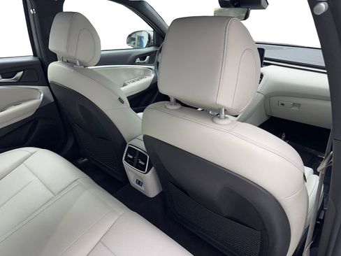 Used 2025 Genesis G70 2.5T image 41