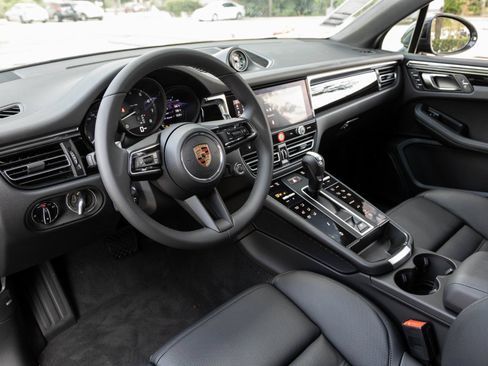 Certified 2026 Porsche Macan AWD/4WD image 4