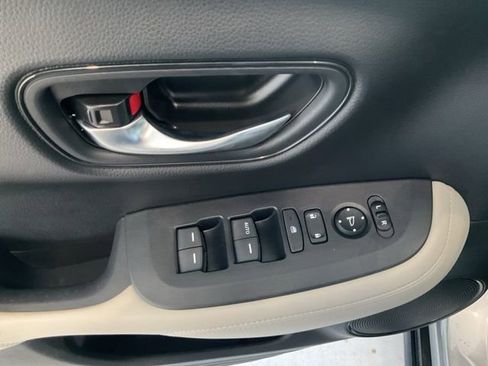 Certified 2025 Honda HR-V LX image 6