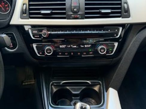 Used 2018 BMW 320i Sedan RWD image 17