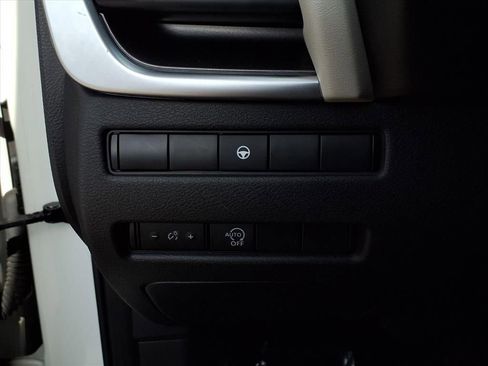 Used 2023 Nissan Rogue SV image 16