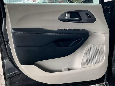 Used 2023 Chrysler Pacifica Touring-L FWD image 18