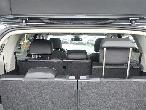 Used 2023 Volkswagen Tiguan SE w/ Panoramic Sunroof Package image 7