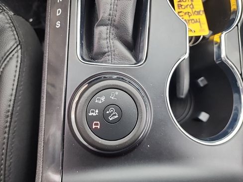 Used 2018 Ford Explorer XLT w/ Equipment Group 202A AWD/4WD image 18