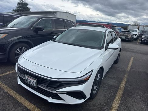 Used 2025 Hyundai Elantra Blue image 2