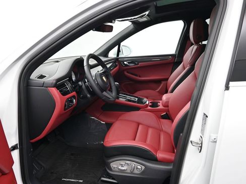 Certified 2026 Porsche Macan AWD/4WD image 4
