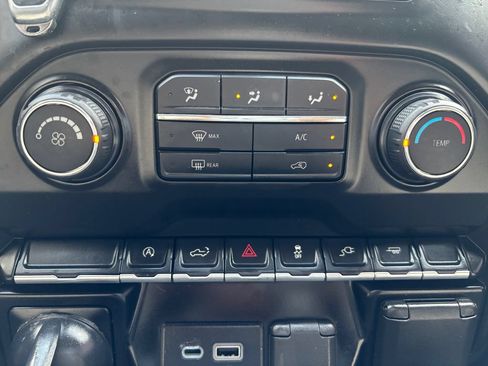 Used 2020 Chevrolet Silverado 1500 Custom w/ Custom Value Package RWD image 4