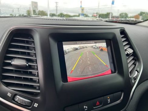 Used 2021 Jeep Cherokee Latitude Plus FWD image 18