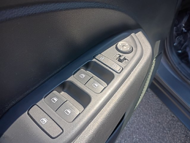 Used 2025 Hyundai Venue SEL FWD image 12