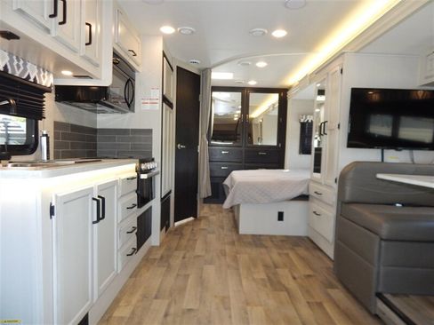 Used 2022 Ford E-450 and Econoline 450 Super Duty w/ Motorhome Prep Package RWD image 30