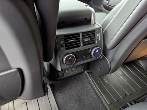 New 2025 Land Rover Discovery Dynamic SE image 13