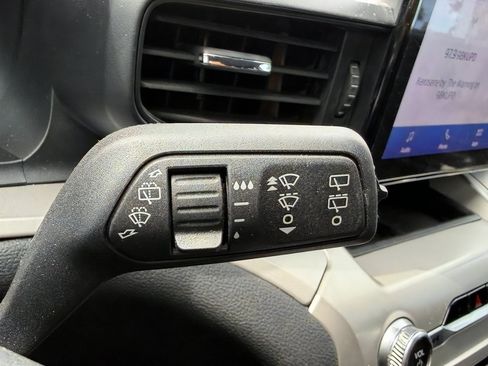 Used 2023 Ford Explorer XLT RWD image 26