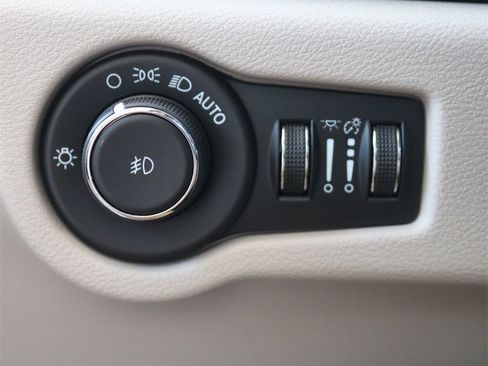 Used 2023 Chrysler Pacifica Touring-L image 18