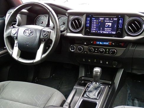 Used 2016 Toyota Tacoma TRD Off-Road w/ Premium & Technology Package AWD/4WD image 31