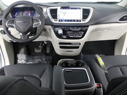 Used 2024 Chrysler Pacifica Select image 9