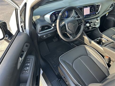 New 2026 Chrysler Pacifica Limited w/ S Appearance Package image 30