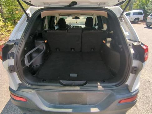 Used 2016 Jeep Cherokee Latitude FWD image 16