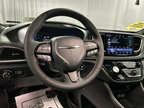 Used 2025 Chrysler Pacifica Premium FWD image 15