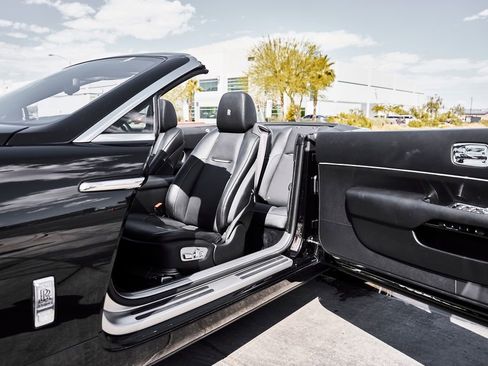 Used 2018 Rolls-Royce Dawn RWD image 27