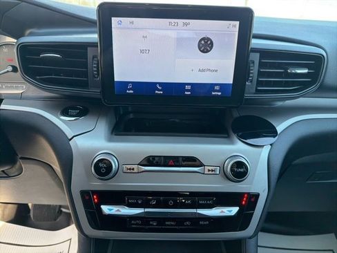 Used 2022 Ford Explorer XLT image 25