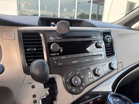 Used 2011 Toyota Sienna LE w/ Towing Pkg FWD image 3