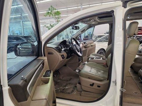 Used 2011 Volkswagen Routan SEL FWD image 8