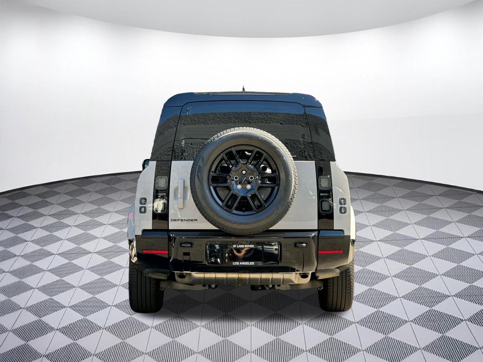 Used 2026 Land Rover Defender 130 X-Dynamic SE AWD/4WD image 9