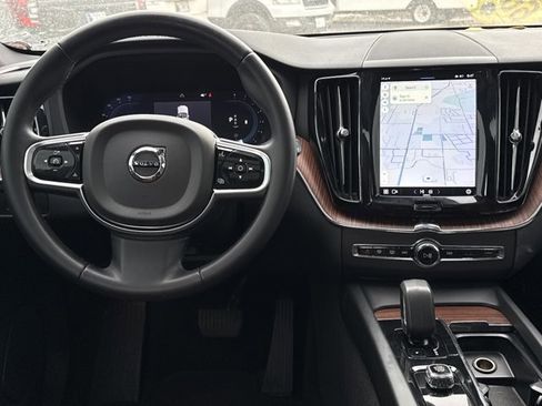 Used 2023 Volvo XC60 B5 Plus image 4
