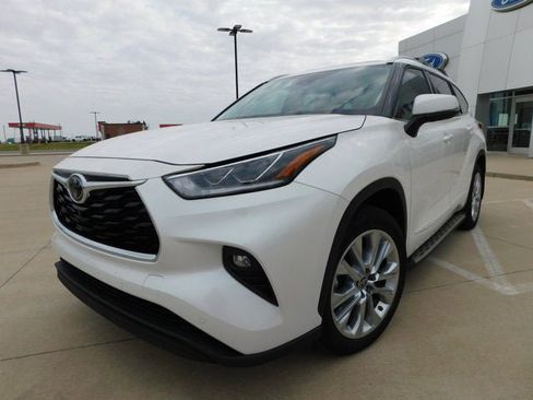 Used 2021 Toyota Highlander Limited image 3