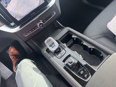 Certified 2025 Volvo XC90 B6 Plus image 27