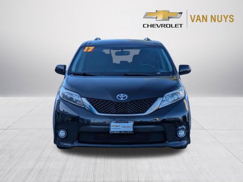 Used 2017 Toyota Sienna SE FWD image 2