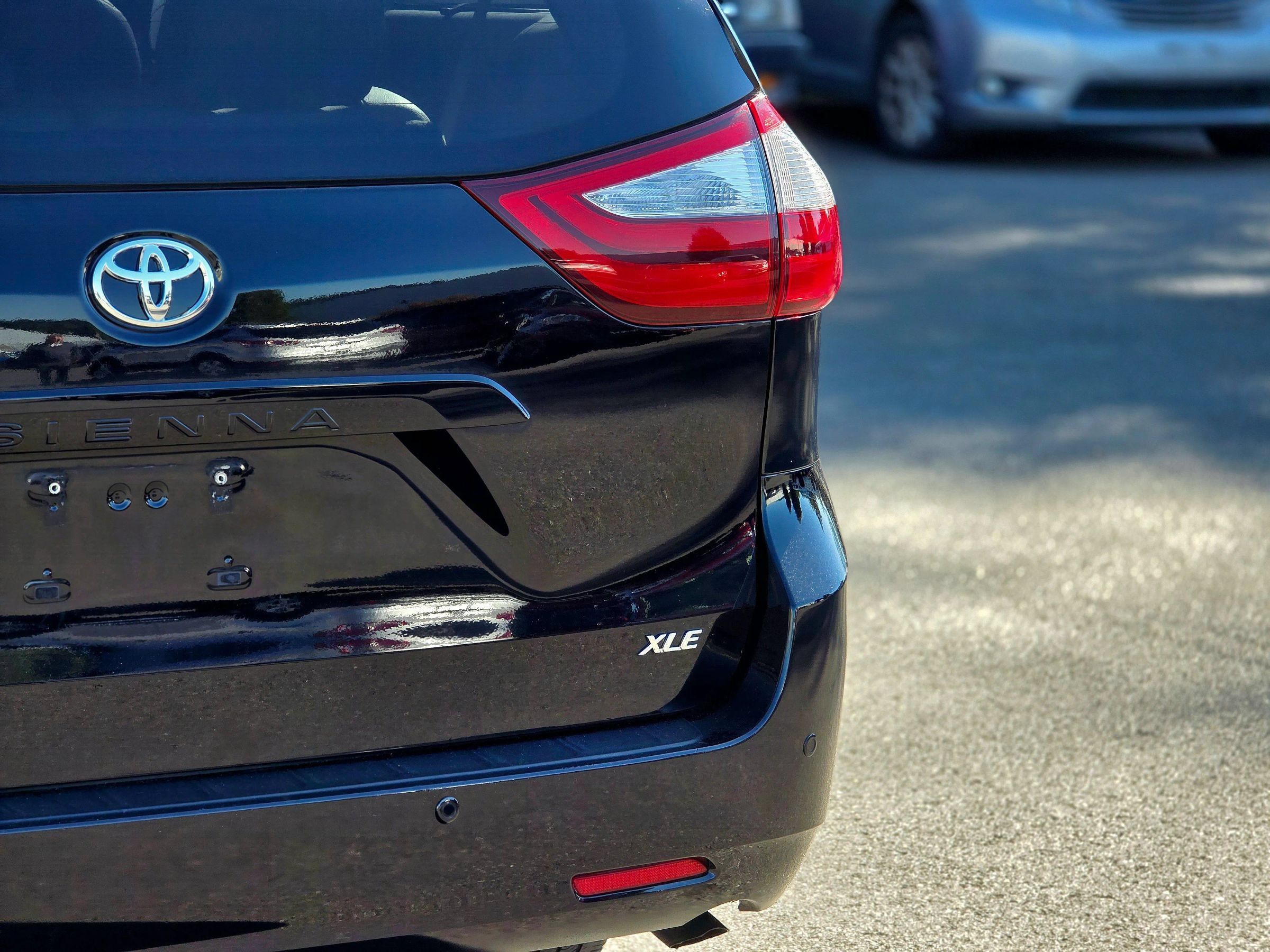 Used 2017 Toyota Sienna XLE w/ XLE Navigation Package FWD image 10