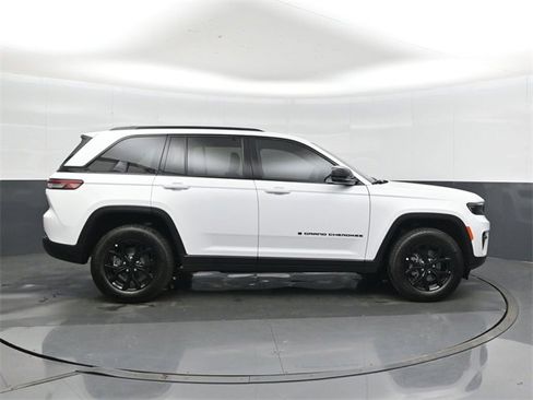 New 2025 Jeep Grand Cherokee Altitude image 7