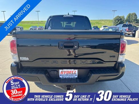 Used 2020 Toyota Tacoma TRD Sport w/ TRD Premium Sport Package AWD/4WD image 33