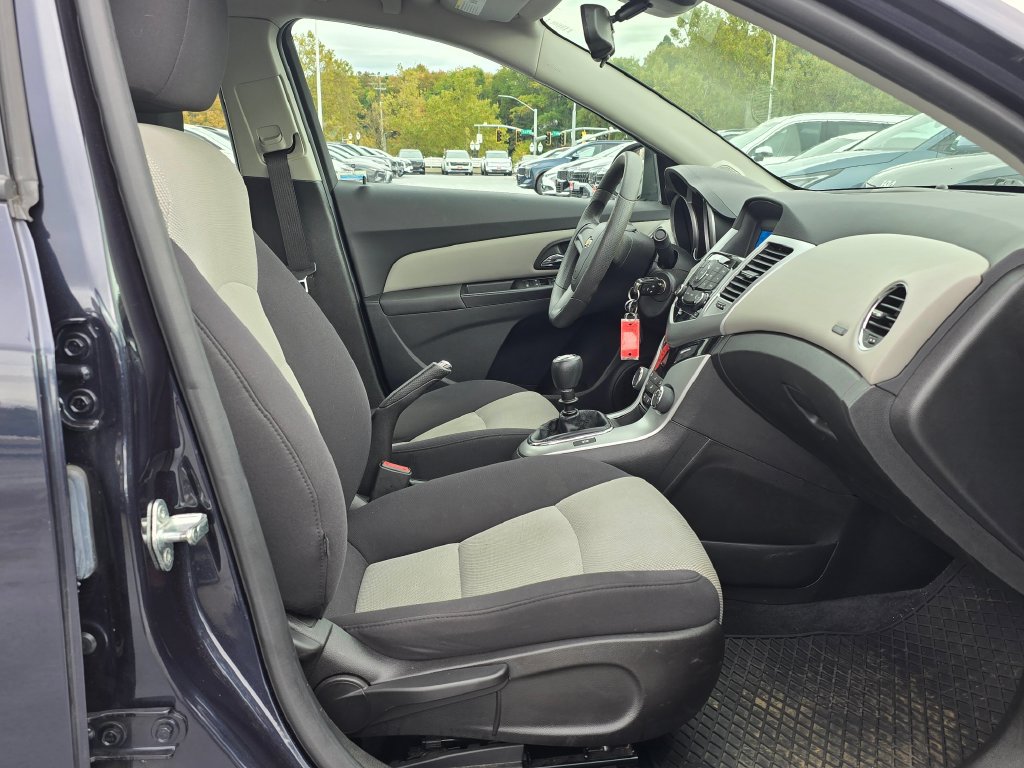 Used 2014 Chevrolet Cruze LS FWD image 11