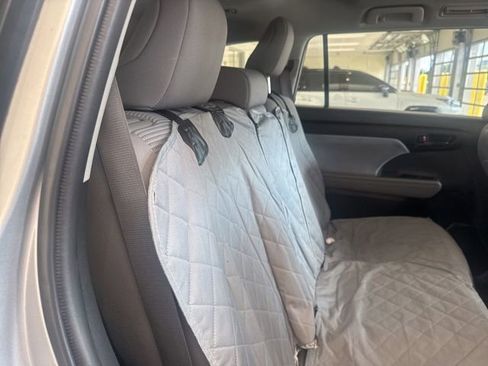 Used 2022 Toyota Highlander LE FWD image 14