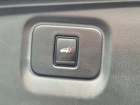 Used 2016 Nissan Pathfinder Platinum w/ Family Entertainment Package AWD/4WD image 39
