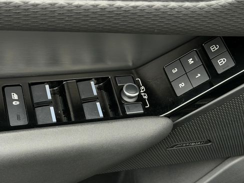 Used 2022 Land Rover Range Rover Velar R-Dynamic S image 21