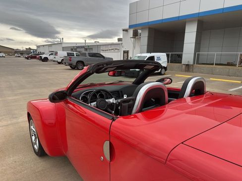 Used 2005 Chevrolet SSR w/ Preferred Equipment Group image 28