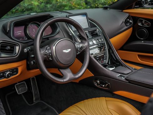 Used 2023 Aston Martin DB11 Volante RWD image 17