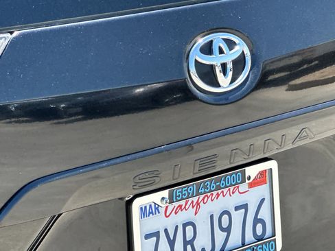 Used 2015 Toyota Sienna SE FWD image 28