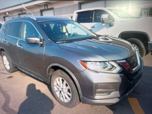 Used 2020 Nissan Rogue SV image 2